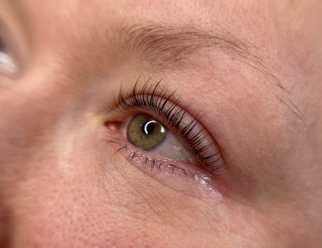 A close up of the eye of a person