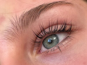 A close up of the eye with long eyelashes